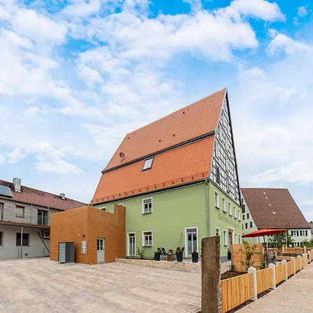 Mit Terrasse 
