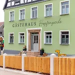 Mit Terrasse 